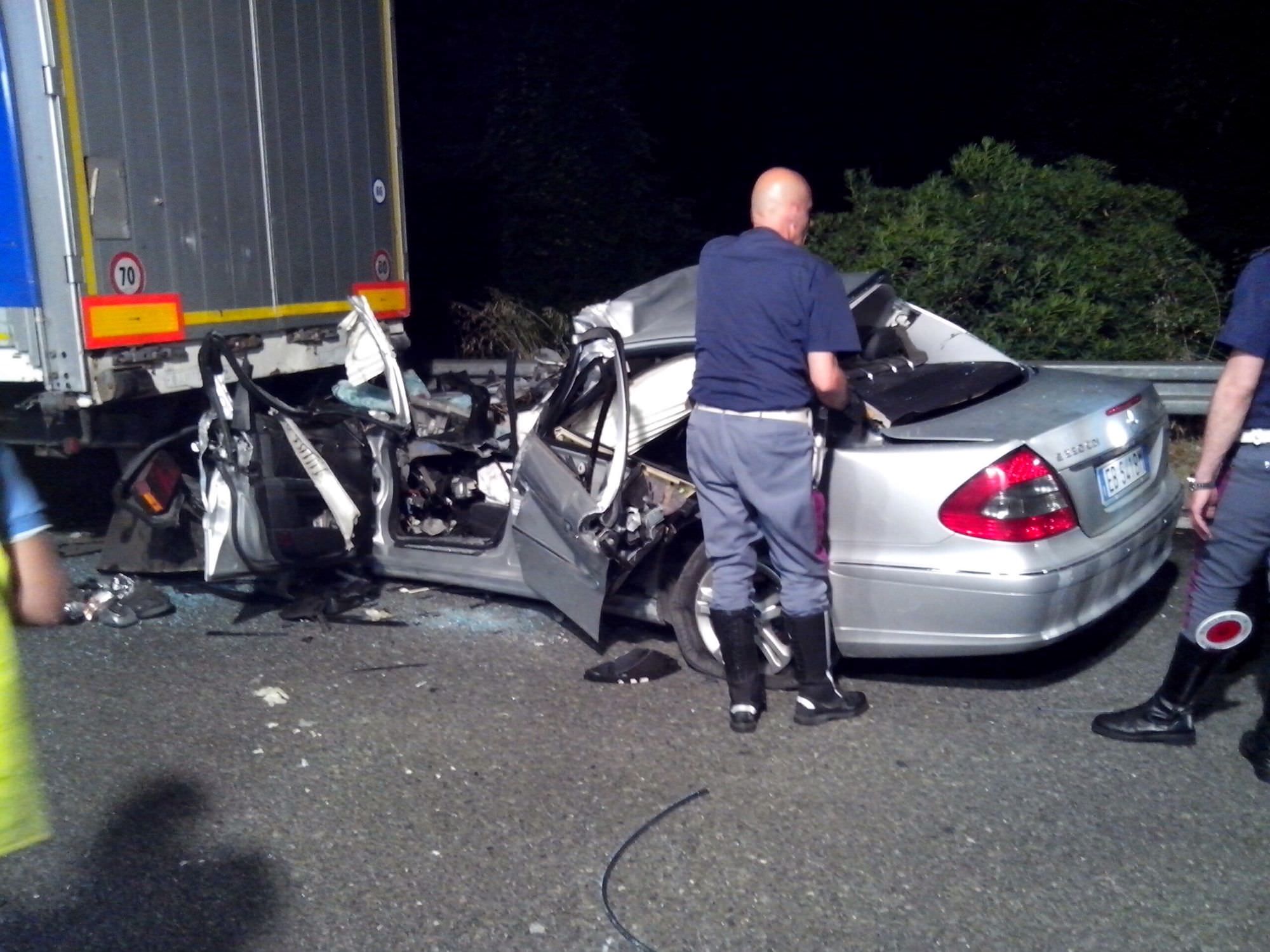 Incastrato tra le lamiere. Incidente mortale sulla autostrada Cronaca