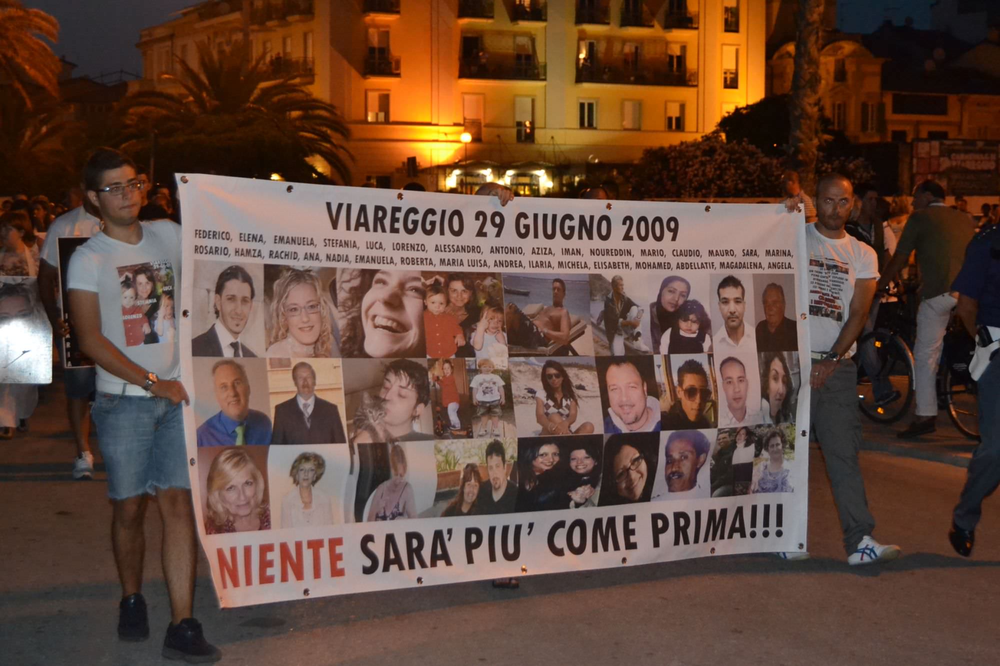 Strage di Viareggio, presidio anti-Moretti dei familiari delle vittime al cimitero della Misericordia