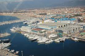 A Viareggio scioperano i marittimi: “Troppa deregulation, servono diritti e legalità”