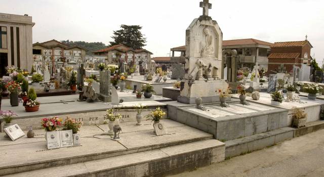 Rubano i fiori sulla tomba del padre al cimitero