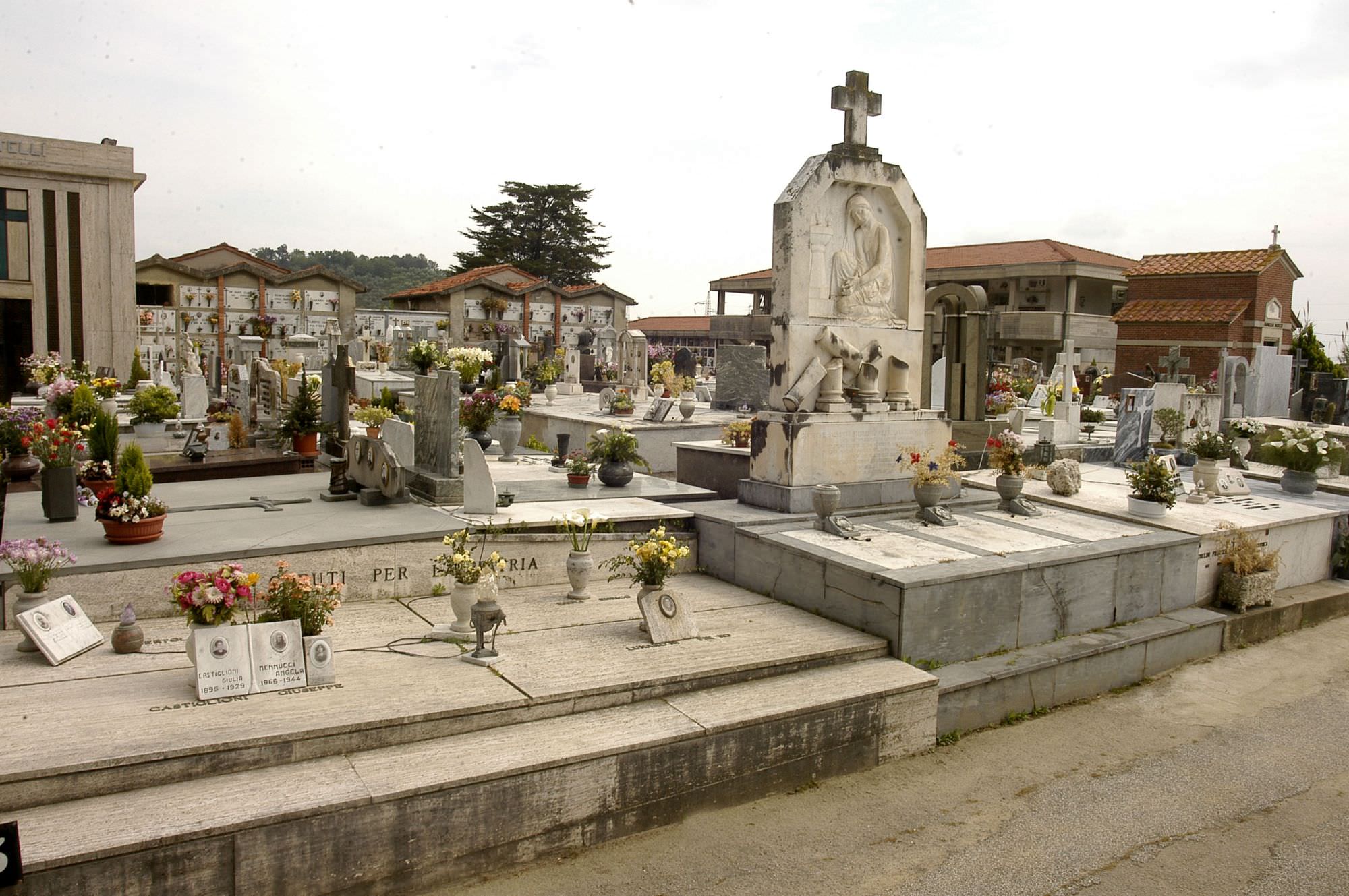 Rubate targhe tombali dal cimitero di Viareggio