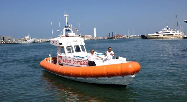 Esce del gasolio da una barca in Darsena, la Capitaneria evita che finisca in acqua