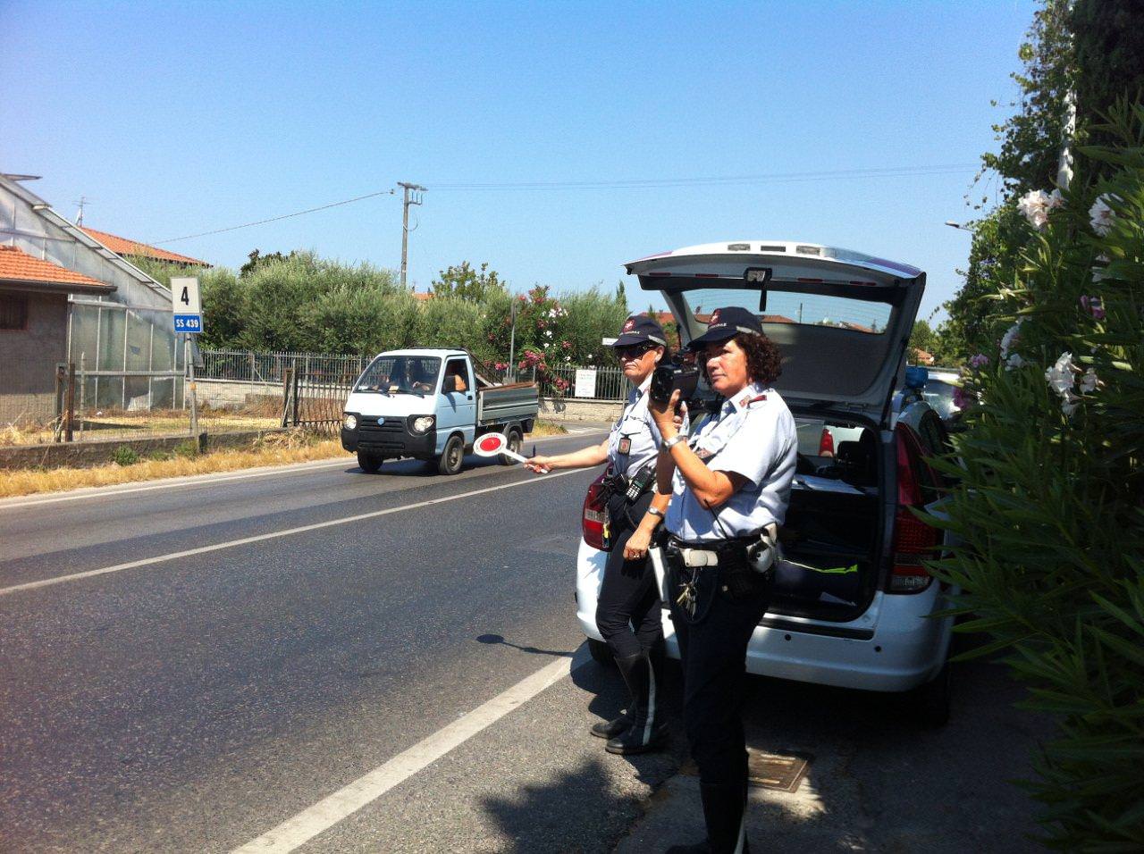 TENTA LA FUGA A UN POSTO DI BLOCCO, SCOPERTO CON CASCO NON OMOLOGATO