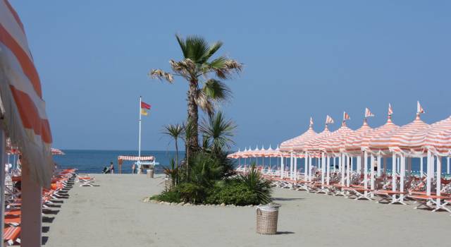 TENTANO BORSEGGIO IN SPIAGGIA, RISCHIANO IL LINCIAGGIO DUE GIOVANI LADRI