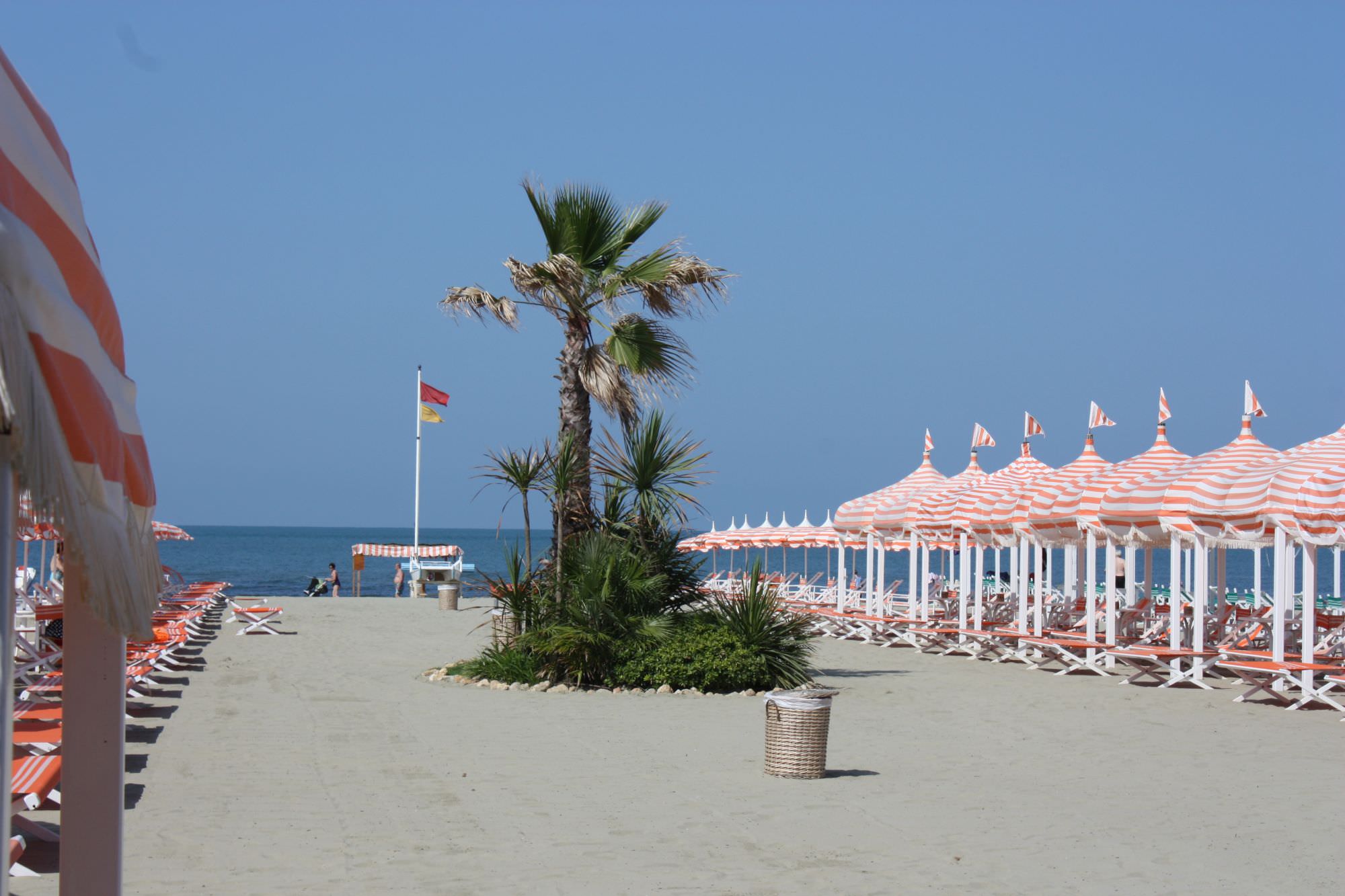 TENTANO BORSEGGIO IN SPIAGGIA, RISCHIANO IL LINCIAGGIO DUE GIOVANI LADRI