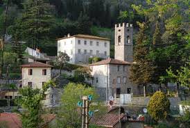 Strani personaggi vestiti di scuro si aggirano nella notte per le vie di Lombrici. Cresce la paura tra i residenti