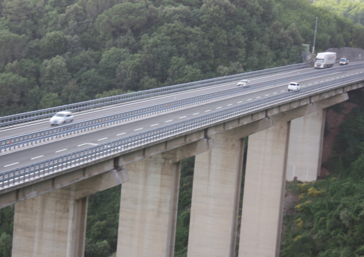 URTA COL CARROPONTE UN CAVO ELETTRICO DA 132 MILA WATT, PAURA SULL’AUTOSTRADA