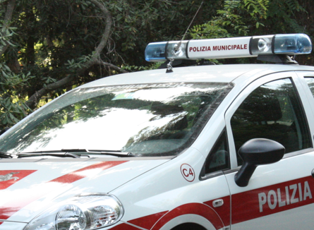 Abbatte una ciclista, si dà alla fuga e finisce la corsa nel fossato. La notte brava di un imprenditore