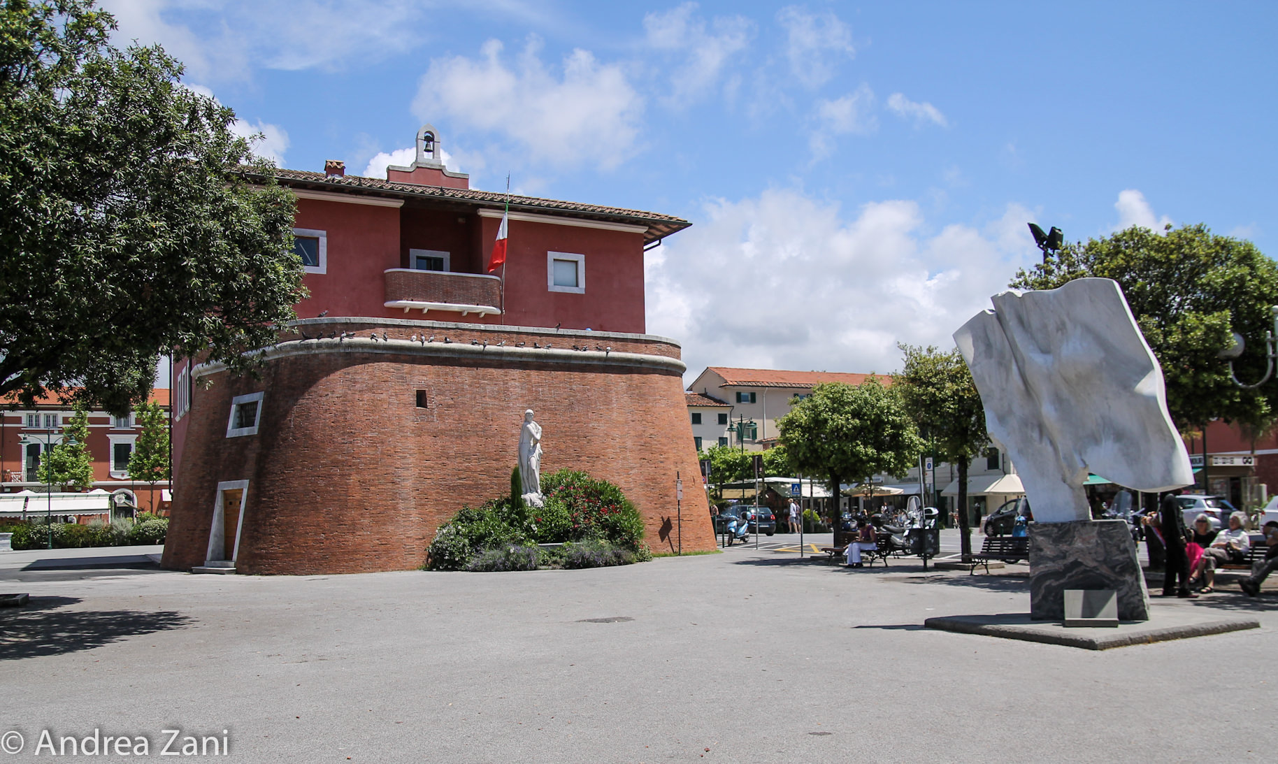 Via gli scooter da Piazza Garibaldi