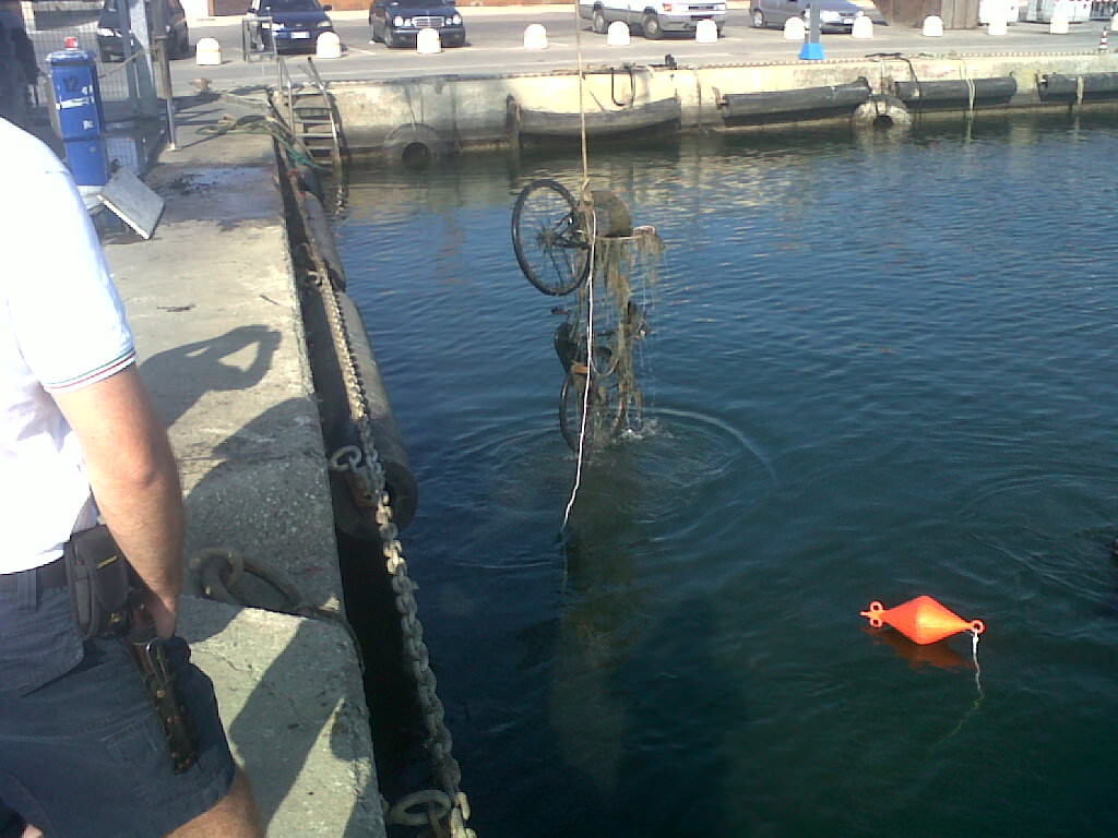 PULIZIA DEI FONDALI DEL PORTO, LA CAPITANIERA “PESCA” ALCUNE BICICLETTE