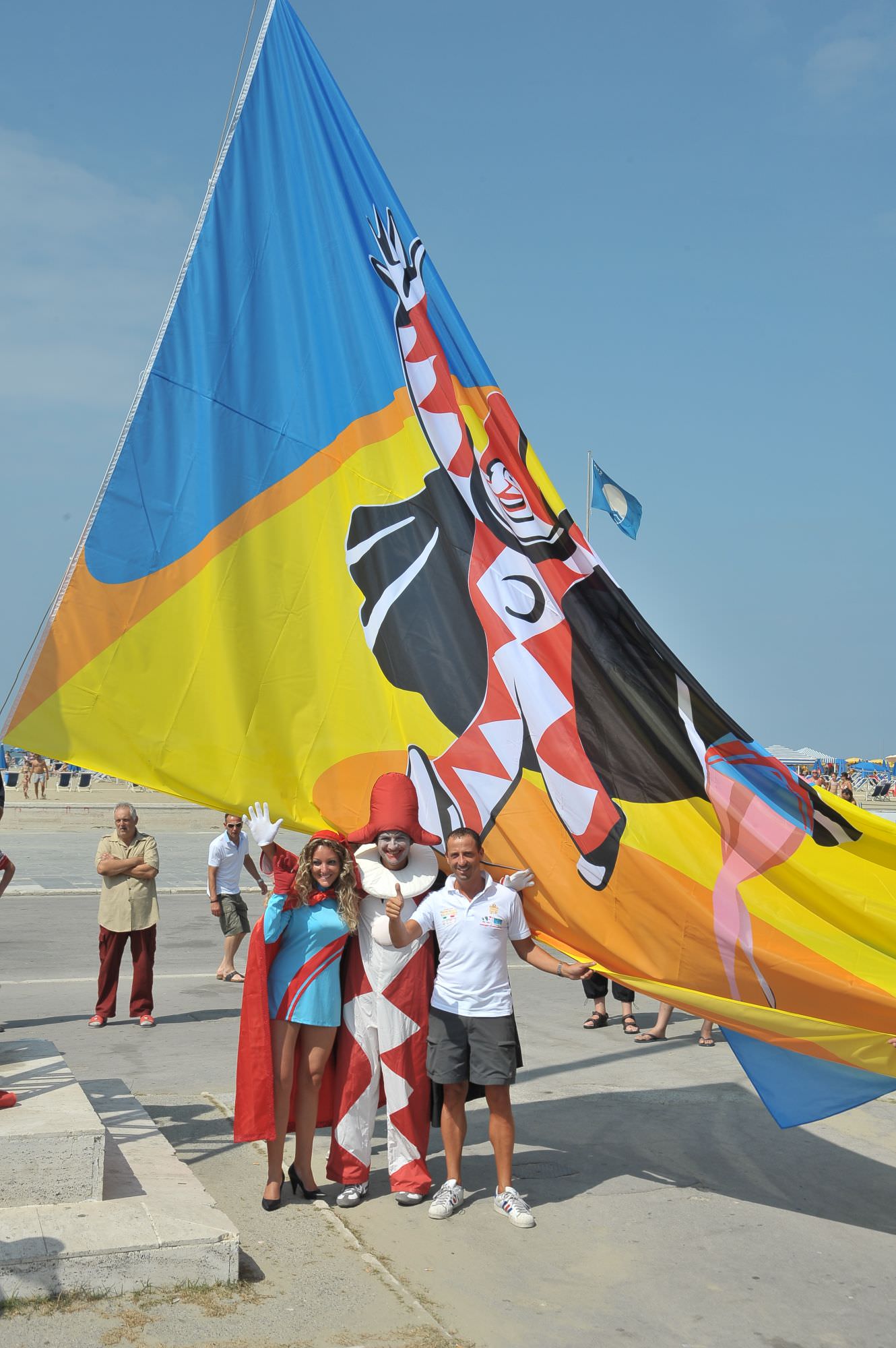 ISSATO IL VESSILLO DEL CARNEVALE ESTIVO, IL VIA CON GLI SQUILLI DI TROMBA DAL MARE