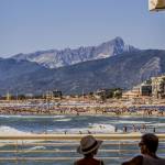mare, apuane, spiaggia (foto Alessandro Cinquini)