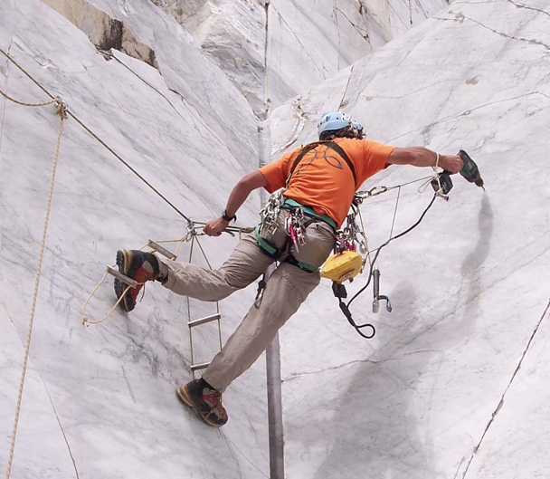 Precipita alpinista in Alta Versilia. Soccorso da un elicottero