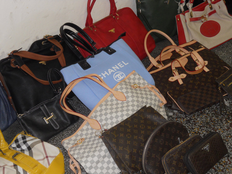 Diciottomila borse contraffatte sequestrate: erano destinate anche al mercato di Forte