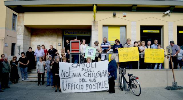 A Firenze per dire no alla chiusura delle poste di Valpromaro