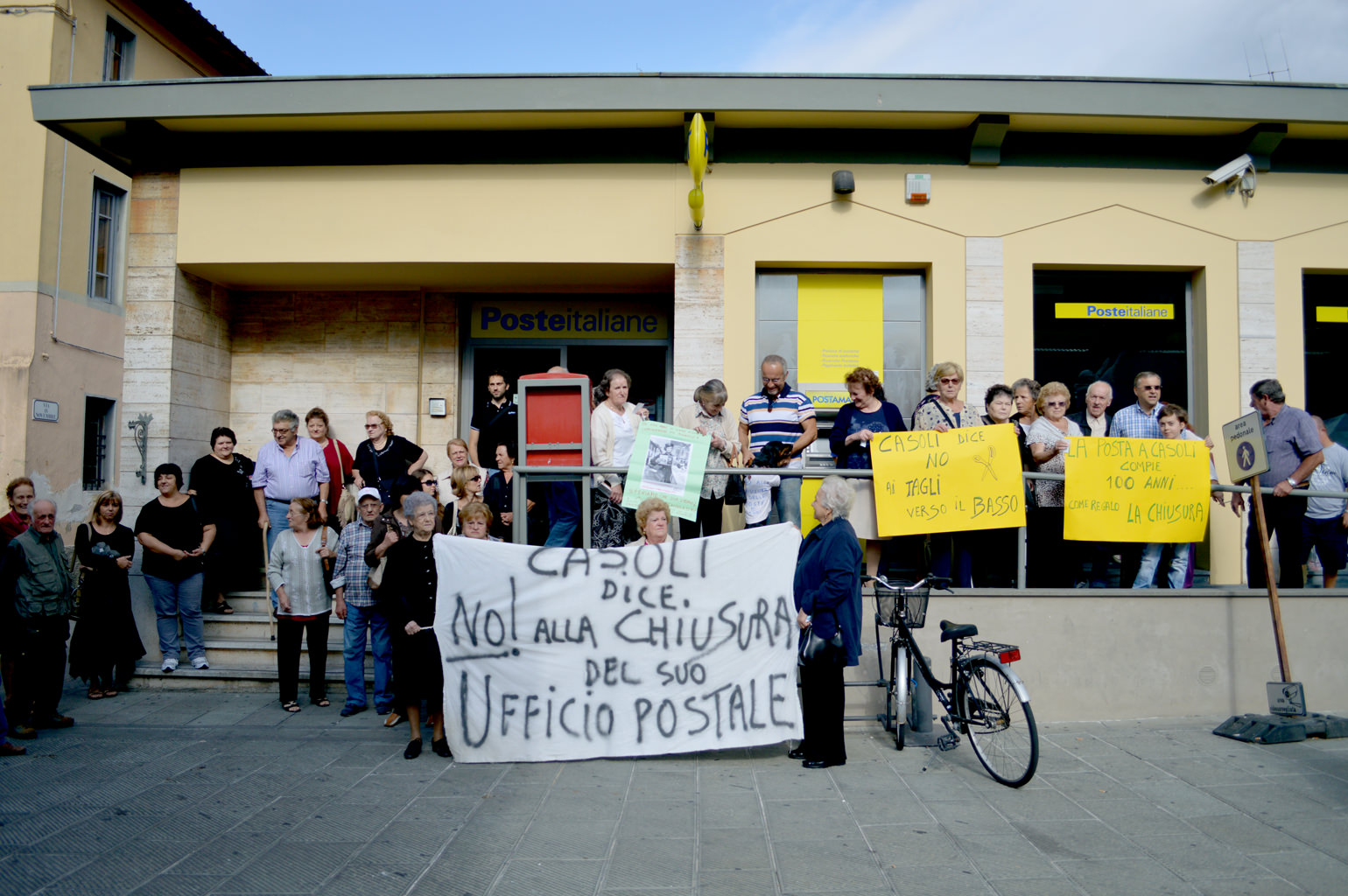 A Firenze per dire no alla chiusura delle poste di Valpromaro