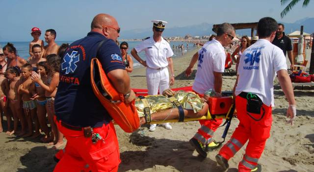 SOCCORSI OTTO TURISTI IN DIFFICOLTÀ NELLE ACQUE DI LIDO DI CAMAIORE