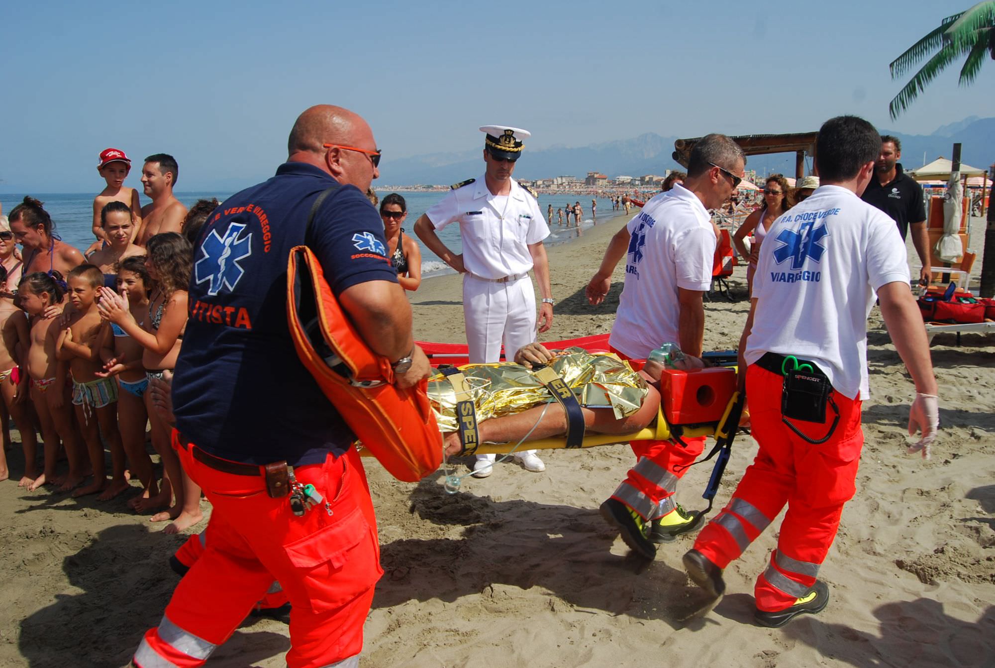 SOCCORSI OTTO TURISTI IN DIFFICOLTÀ NELLE ACQUE DI LIDO DI CAMAIORE