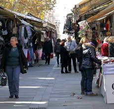 Ennesimo raid al mercato. Tentato furto in un negozio di abbigliamento