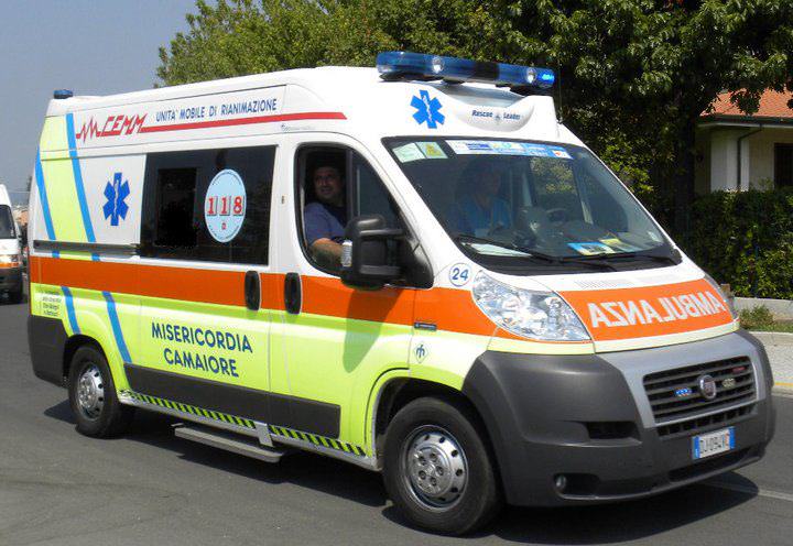 Si ribalta ambulanza della Misericordia, tre feriti