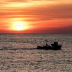 tramonto sul mare, peschereccio, viareggio (foto Andrea Zani)
