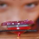 Bambino con trottola Beyblade