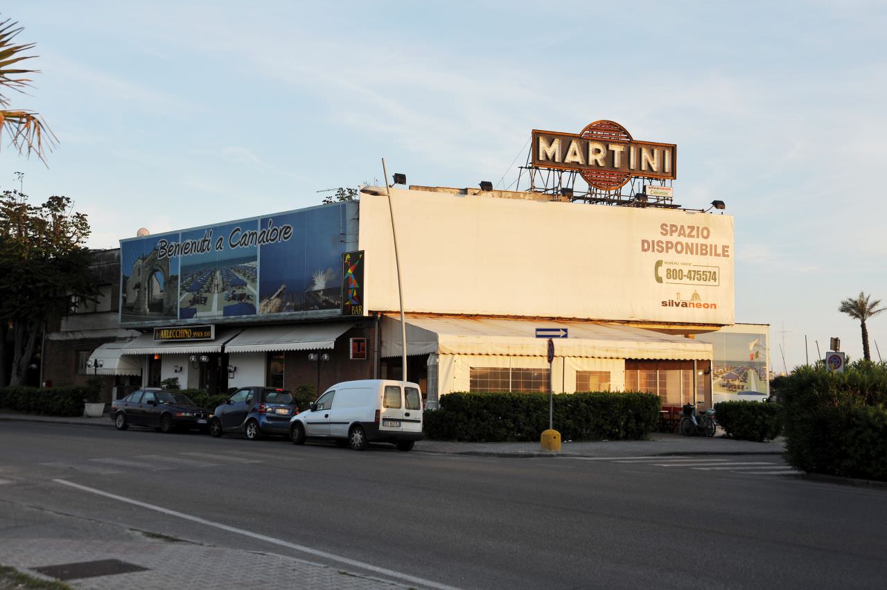 L’EX ARLECCHINO RESTA COPERTO CON I CARTELLONI PUBBLICITARI