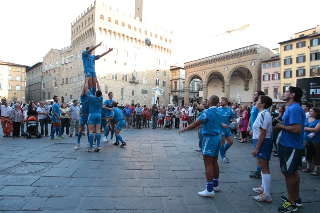 IN PASSEGGIATA A VIAREGGIO IL TERZO RUGBYMOB IN VISTA DI ITALIA-AUSTRALIA