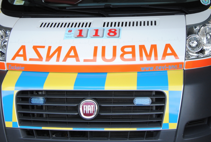 Accusa un malore mentre è in auto. Salvato con il defibrillatore