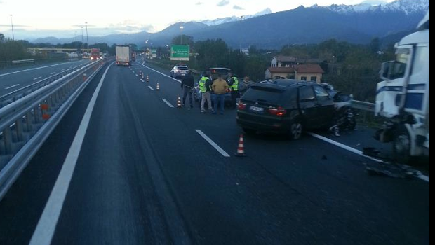 Perde il controllo sull&#8217;autostrada, finisce col camion in una scarpata