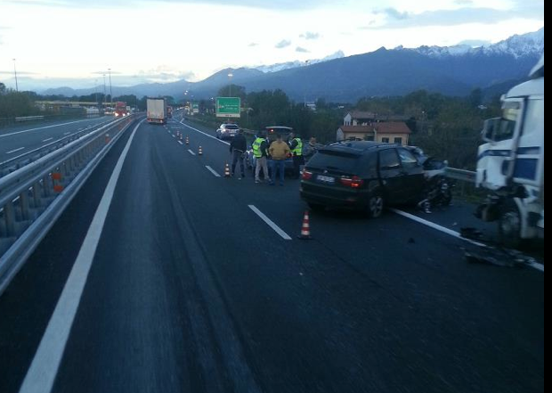 Perde il controllo sull’autostrada, finisce col camion in una scarpata