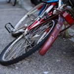bicicletta rotta fanalino ruota degrado strada fb