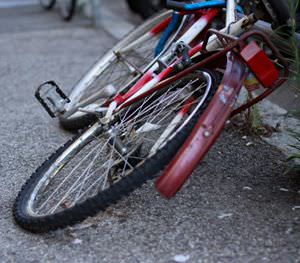 Marciapiedi e aiuole off-limits per la sosta delle biciclette a Viareggio