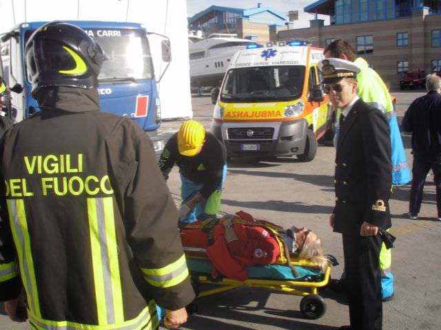 VIAREGGIO: INCENDIO A BORDO E GASOLIO IN MARE, MA ERA UN’ESERCITAZIONE