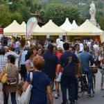 folla tra gli stand