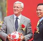 Marcello Lippi alla cerimonia di apertura della scuola calcio Evergrande FC lippi3