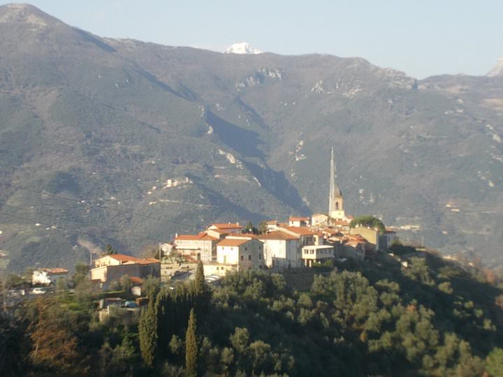 Furto in villa a Camaiore, i residenti lanciano l’allarme