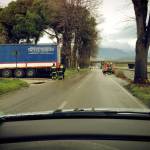 camion nel fosso via provinciale camaiore (foto PierFrancesco Pardini)