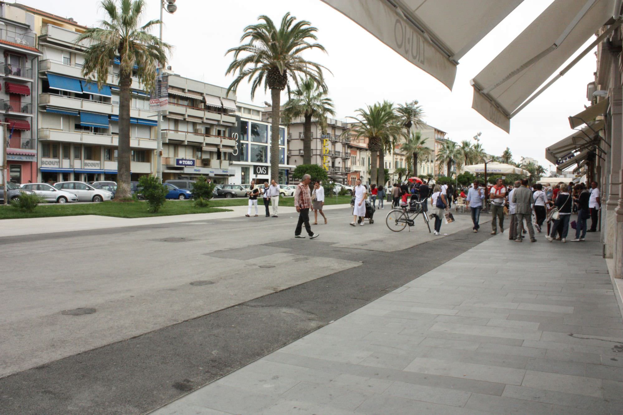 PIAZZA D’AZEGLIO E PASSEGGIATA AL BUIO, LA SEGNALAZIONE DI UN LETTORE