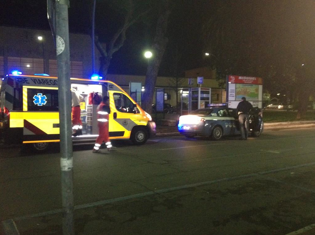 Due ubriachi si prendono a pugni in piazza Dante: uno finisce all’ospedale, l’altro in caserma