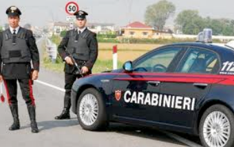 Armato di pistola rapina l’ufficio postale e chiude l’impiegato in bagno: caccia al bandito