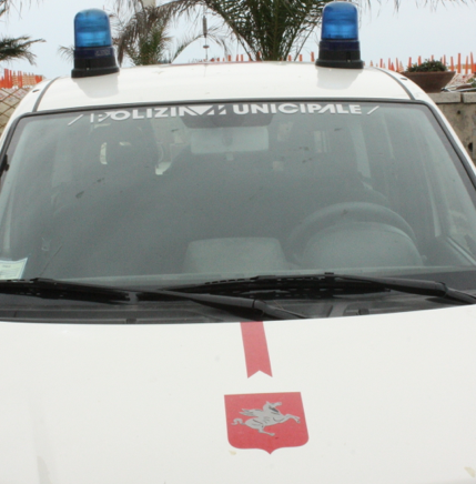 Sequestri e controlli della polizia municipale a Forte dei Marmi