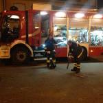 vigili del fuoco - notte - con motosega (foto VersiliaToday)