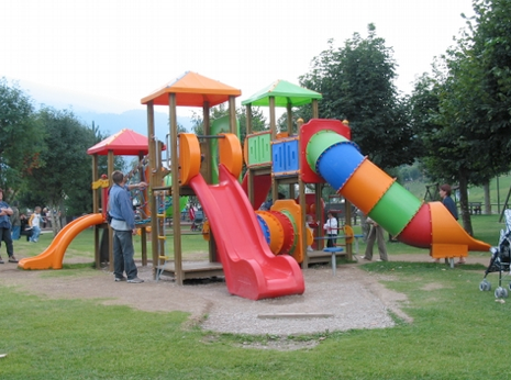 Merende offerte ai bambini dai gestori del parco giochi di Piazza Marconi