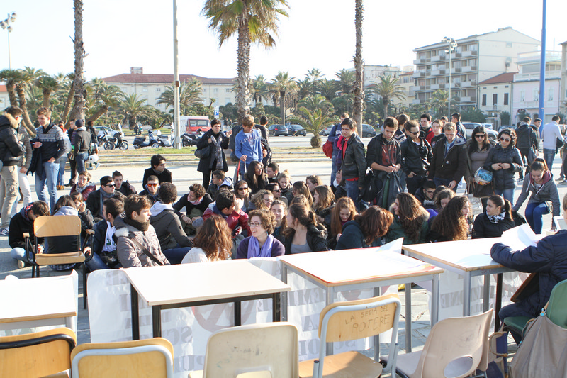 LEZIONI IN PIAZZA MAZZINI, STUDENTI E DOCENTI CONTRO I TAGLI ALLA SCUOLA PUBBLICA