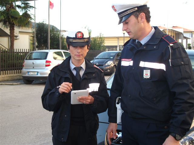 VIAREGGIO, NUOVE DIVISE PER LA POLIZIA MUNICIPALE. COSTERANNO 20 MILA EURO