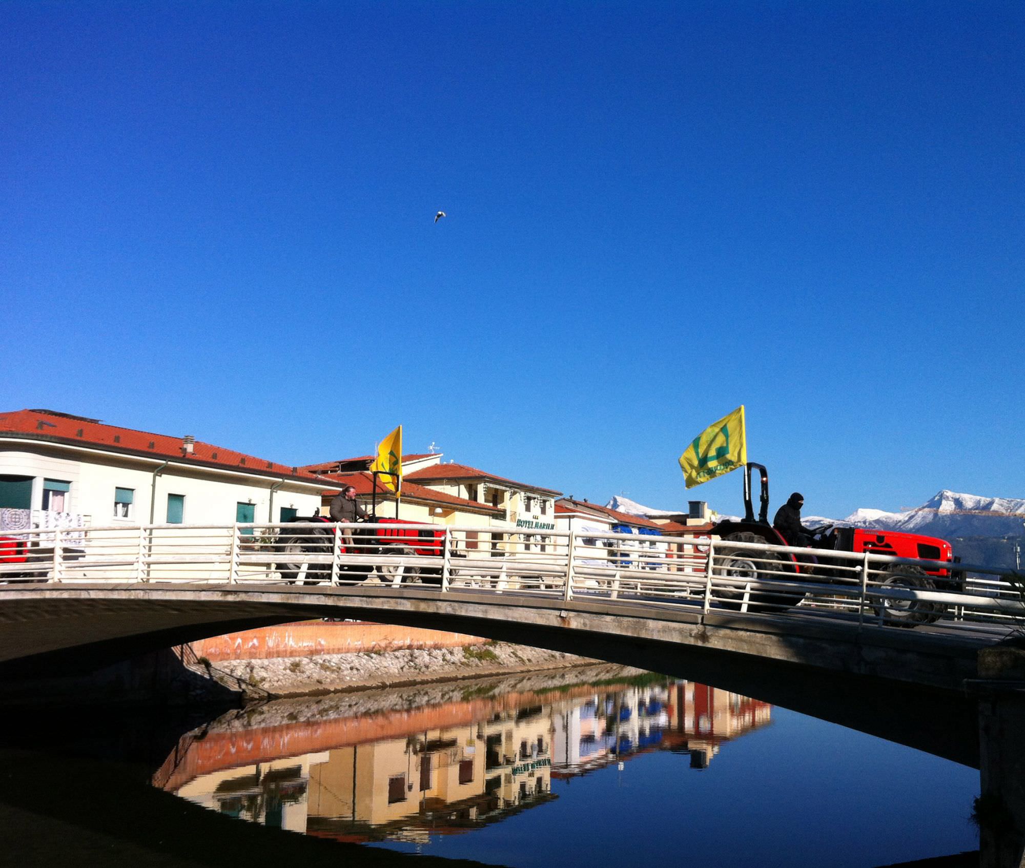 A Viareggio la “Giornata del ringraziamento”, gli agricoltori sfilano in Passeggiata sui trattori