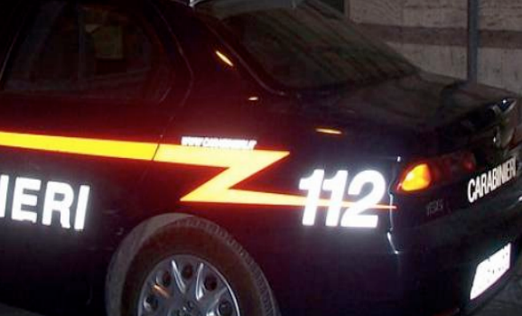 Girano a fari spenti, si danno alla fuga all&#8217;alt dei carabinieri