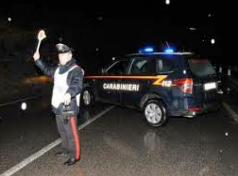 Ruba un&#8217;automobile e forza i posti di blocco dei carabinieri, arrestato 18enne