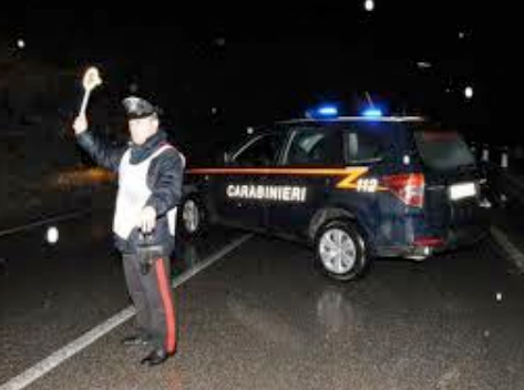 Ruba un’automobile e forza i posti di blocco dei carabinieri, arrestato 18enne
